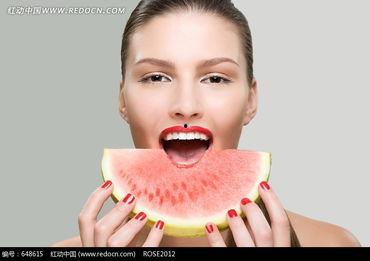 美女吃瓜瞬间图片,捕捉美女瞬间，尽享视觉盛宴