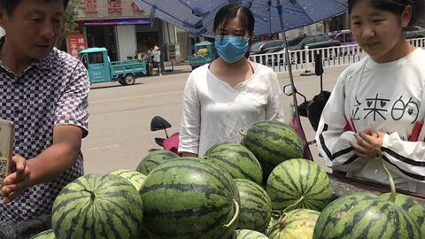 吃瓜大妈卖西瓜,夏日里的甜蜜诱惑