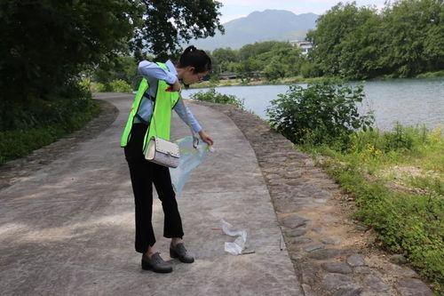 在河边捡瓜吃,瓜果飘香，共享夏日清凉